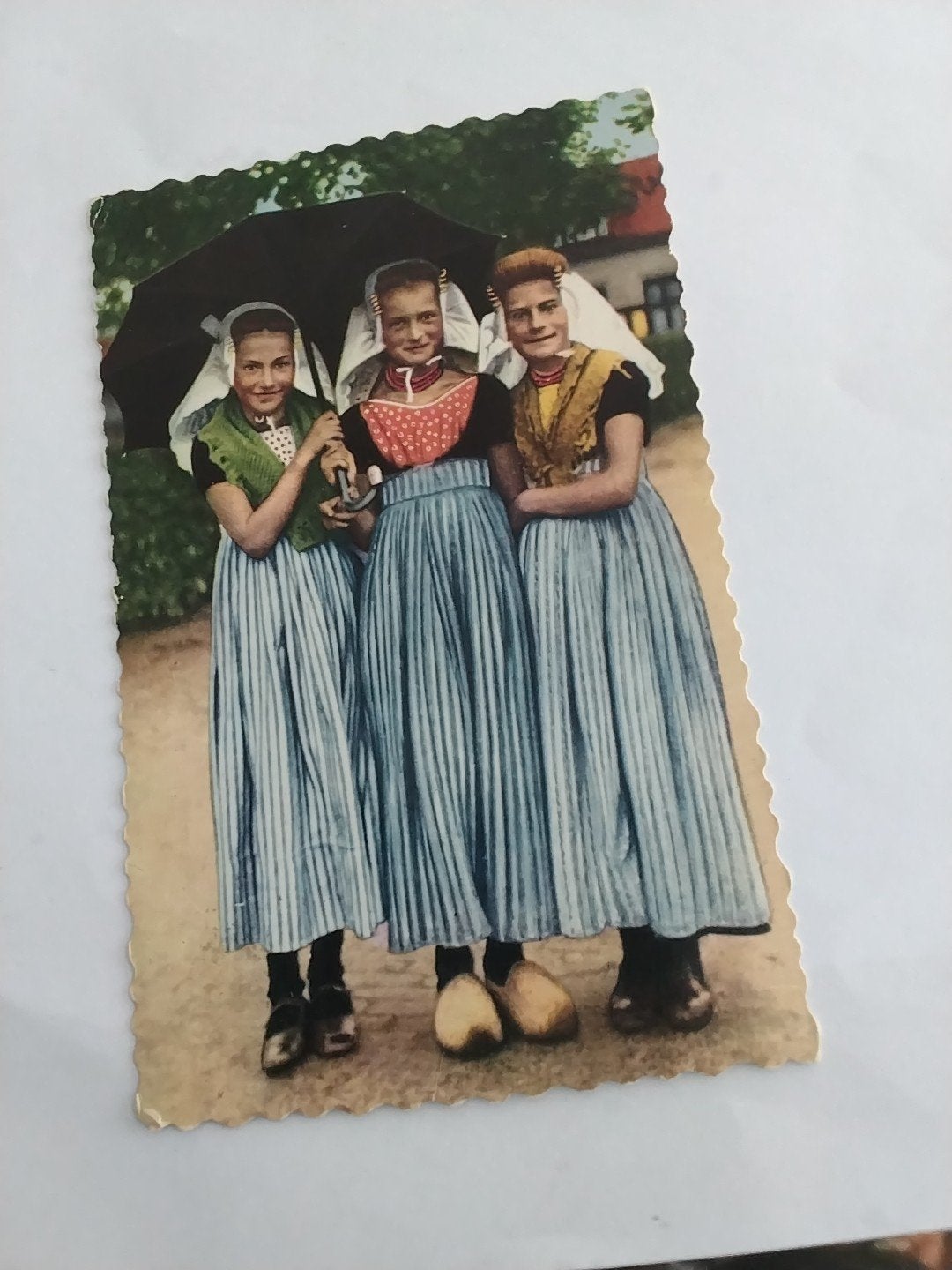 Oude ansichtkaart: Drie meisjes in Zeeuwse klederdracht, Ophalen of Verzenden