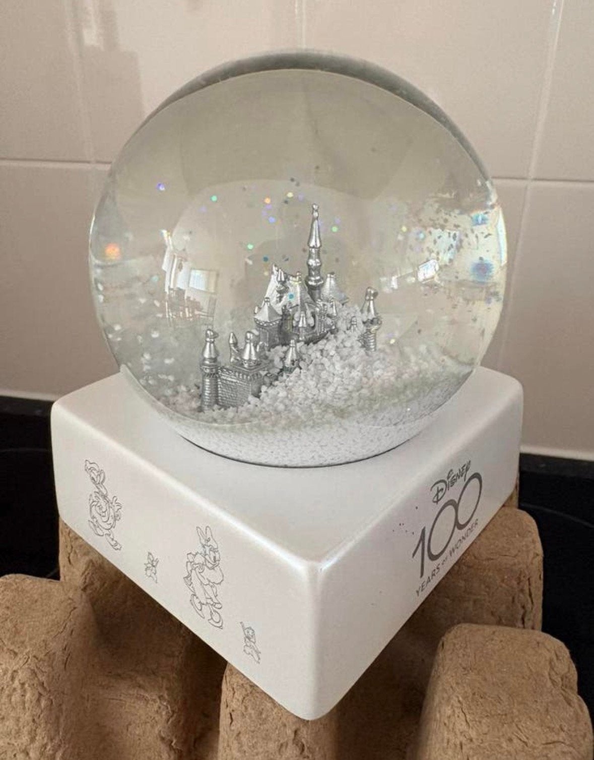 Disney parks 100 years of wonder snowglobe, Ophalen of Verzenden, Zo goed als nieuw, Beeldje of Figuurtje