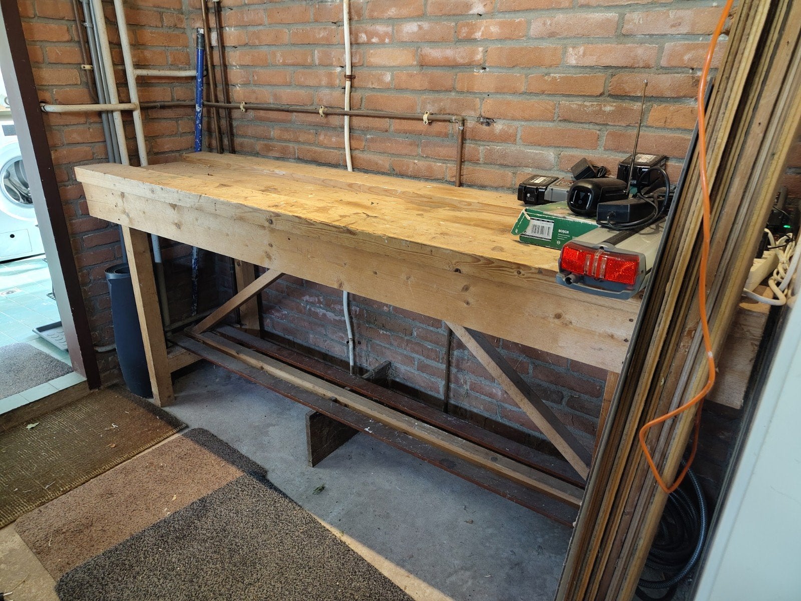 Foto 4 van Stevige houten werkbank of oppottatfel gratis af te halen -