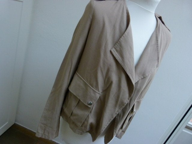 Berschka beige jasje maat S 36, Kleding | Dames, Jasjes, Kostuums en Pakken, Zo goed als nieuw, Jasje, Maat 36 (S), Beige, Ophalen of Verzenden