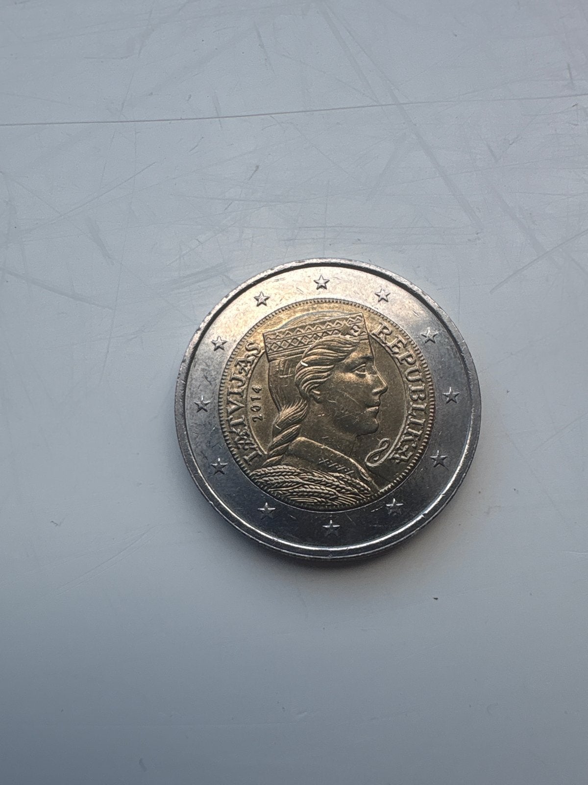 2 Euro Letland 2014 - Vrouwenhoofd in traditionele klederdra, Postzegels en Munten, Munten | Europa | Euromunten, Ophalen, Overige landen