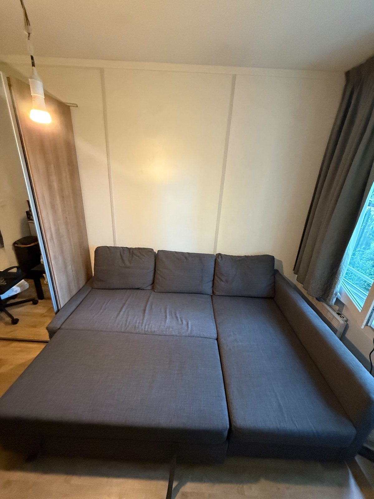 IKEA FRIHETEN hoekslaapbank met opbergruimte – donkergrijs, Huis en Inrichting, Ophalen, Gebruikt, Stof