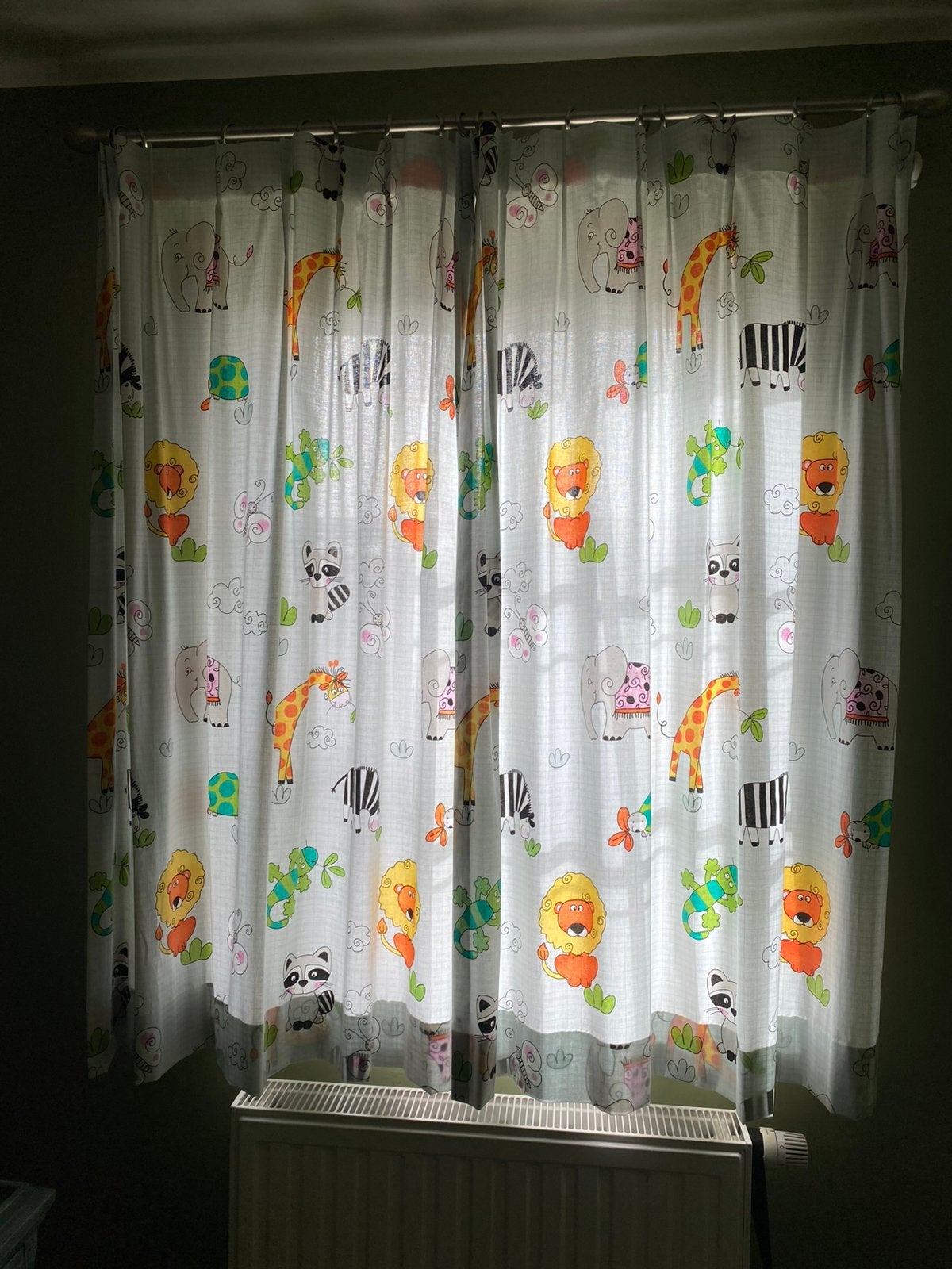 Prachtige kinderkamergordijnen met dierenprint, Gebruikt, Verzenden, Grijs, 137 cm