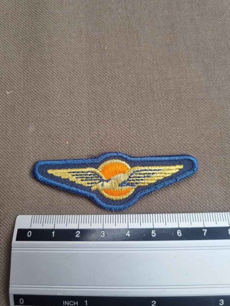 Wing KLU Vlieger 7cm, Verzamelen, Ophalen of Verzenden, Luchtmacht, Nederland, Embleem of Badge
