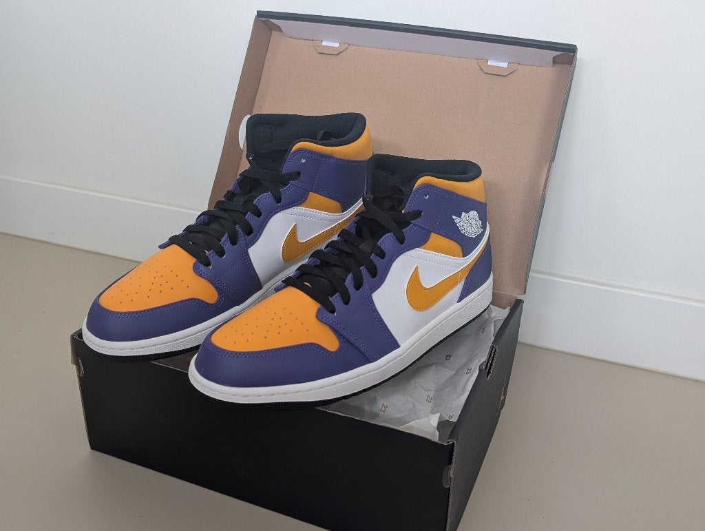 Nike Air Jordan 1 Mid Lakers maat 45,5 (NIEUW in doos!), Overige kleuren, Verzenden, Nike, Nieuw