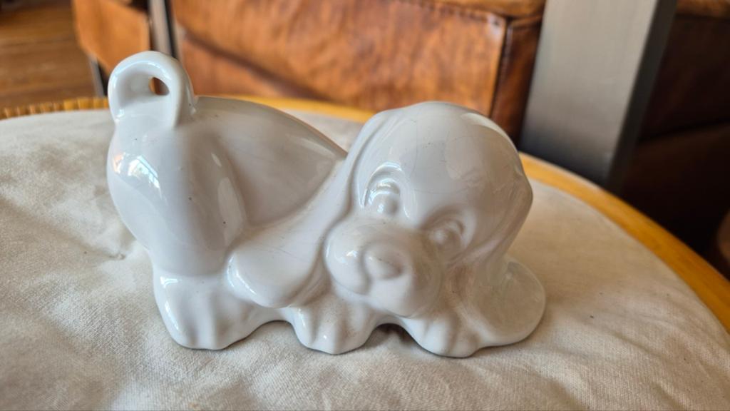 Wit Vintage keramiek beeld van een hond jaren 80, Ophalen of Verzenden, Gebruikt, Dier