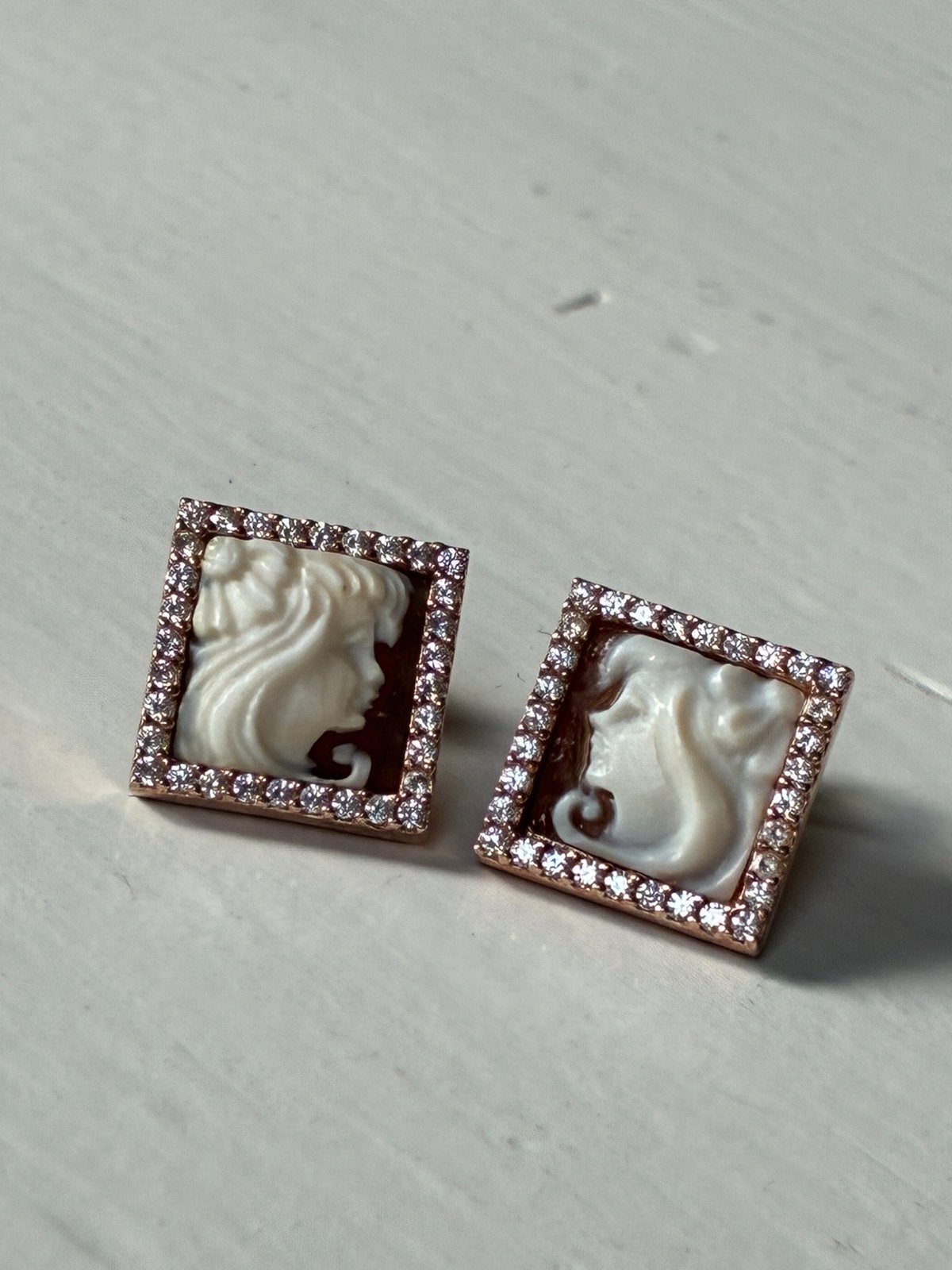 Oorbellen schelp camee zilver rose verguld vierkant stekers, Ophalen of Verzenden, Gebruikt, Goud, Zilver