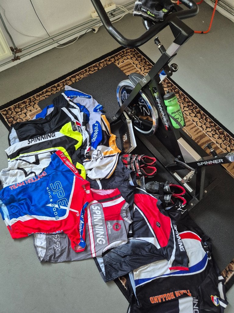 Spinner Pro Spinningfiets met complete kleding set schoenen, Ophalen, Gebruikt, Spinningfiets, Benen