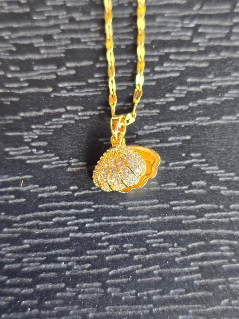 Gouden ketting met schelp hanger en parel, Ophalen, Overige materialen, Met edelsteen, Nieuw