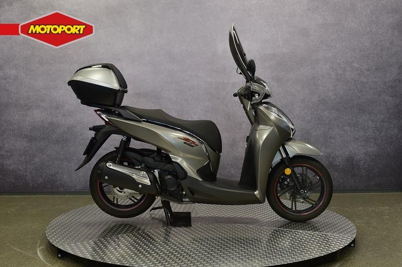 Honda SH 300 I ABS (bj 2019), Motoren, Motoren | Honda, Scooter, Honda Motor Europe, Bedrijf, Crystal Bldng B-Unit B11.2 Rivium Blv200
2909 LK  Capelle aan den IJsel, NL