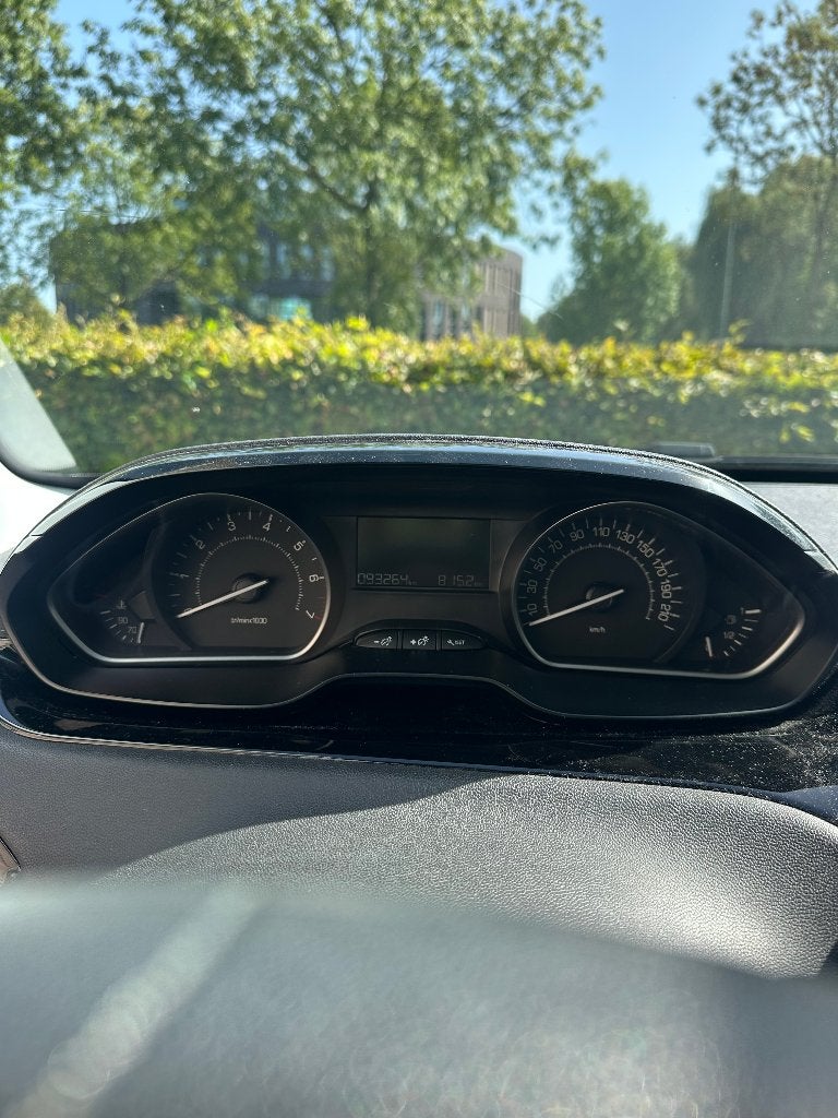 Foto 12 van Peugeot 208 1.2 Puretech 82pk 2019 Grijs