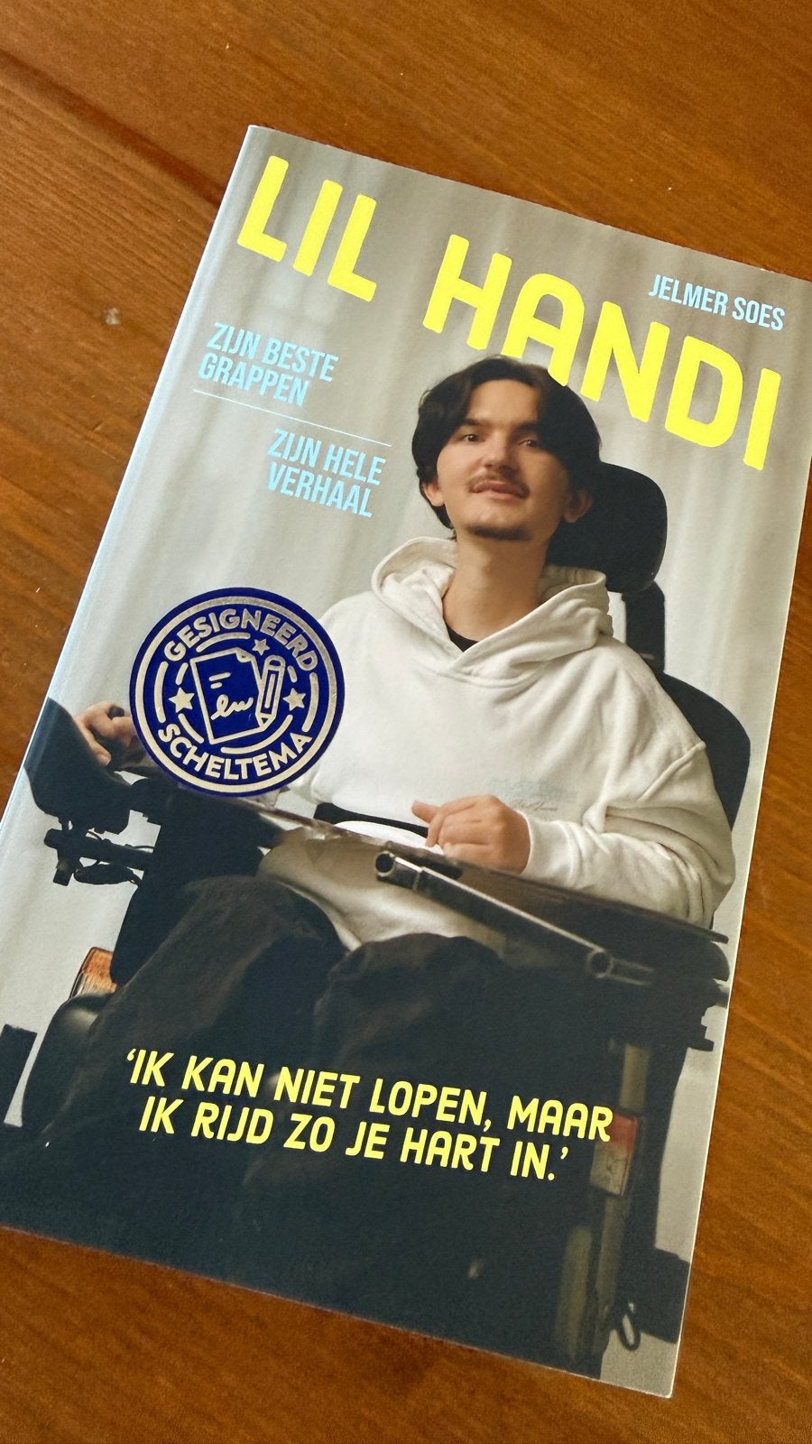 Gesigneerd exemplaar: Lil Handi -, Boeken, Ophalen of Verzenden, Zo goed als nieuw, Overige