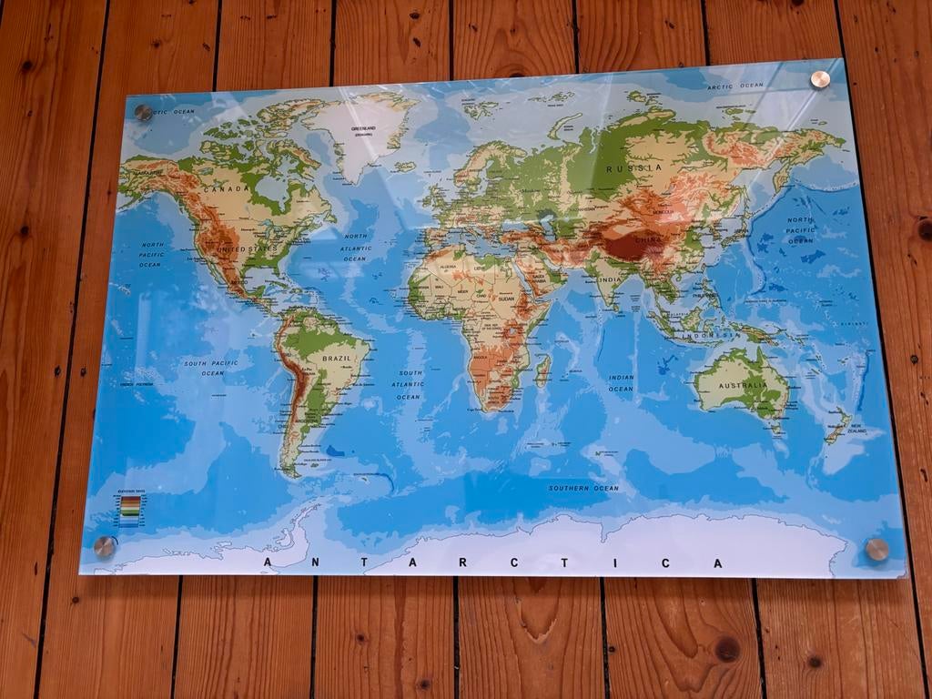 Gedetailleerde Wereldkaart op Plexiglas 60 x 40, Ophalen, Meerkleurig, Zo goed als nieuw, Wandbord of Wandpaneel