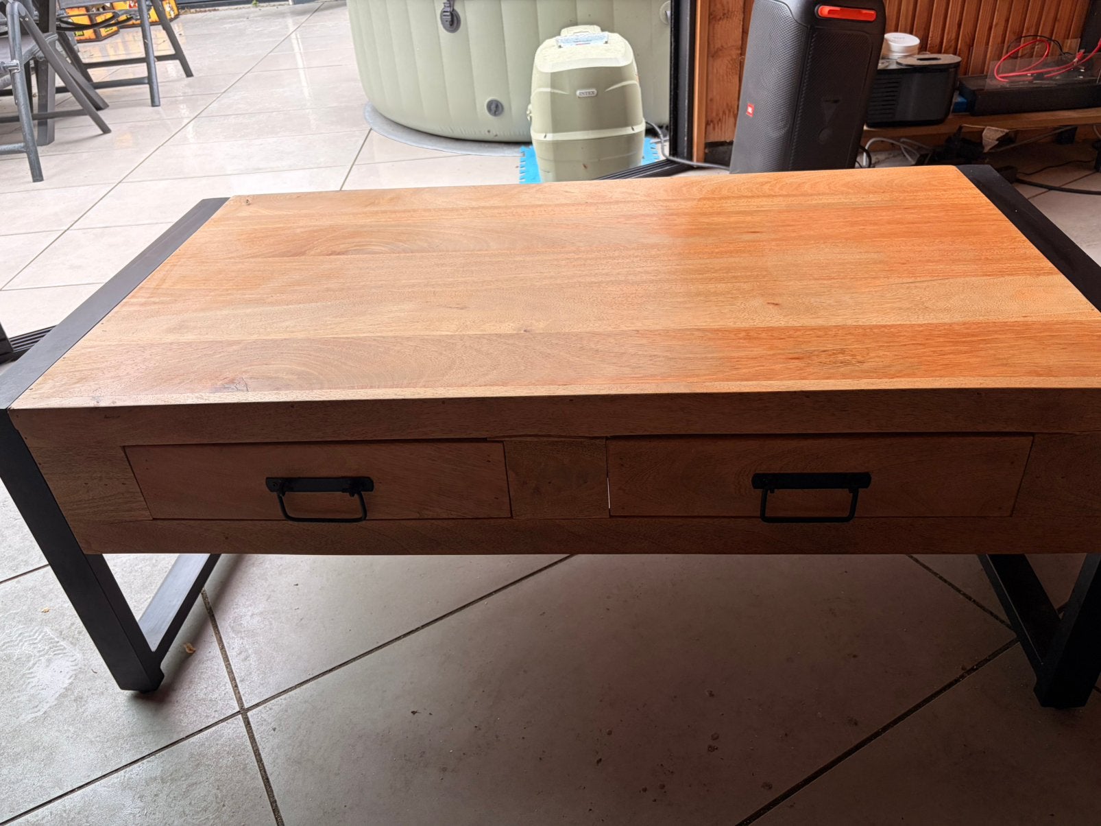 Mango houten salontafel met lades en stalen poot, Huis en Inrichting, Tafels | Salontafels, Ophalen, 100 tot 150 cm, 50 tot 100 cm