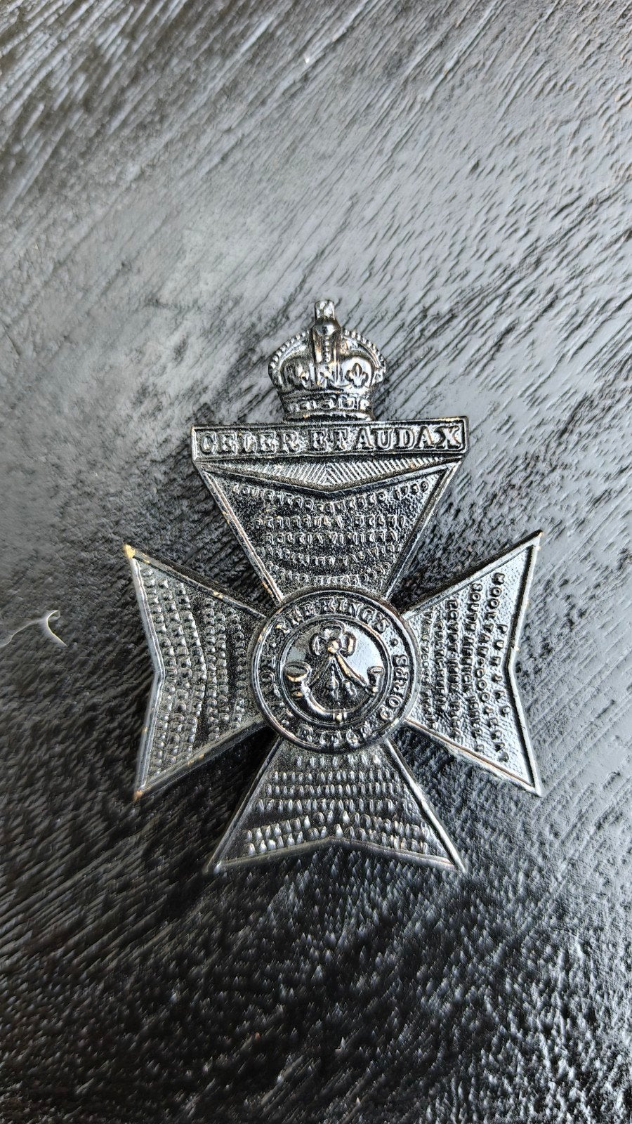 Originele WW2 capbadge KRRC, gestempeld., Ophalen of Verzenden, Landmacht, Engeland, Embleem of Badge