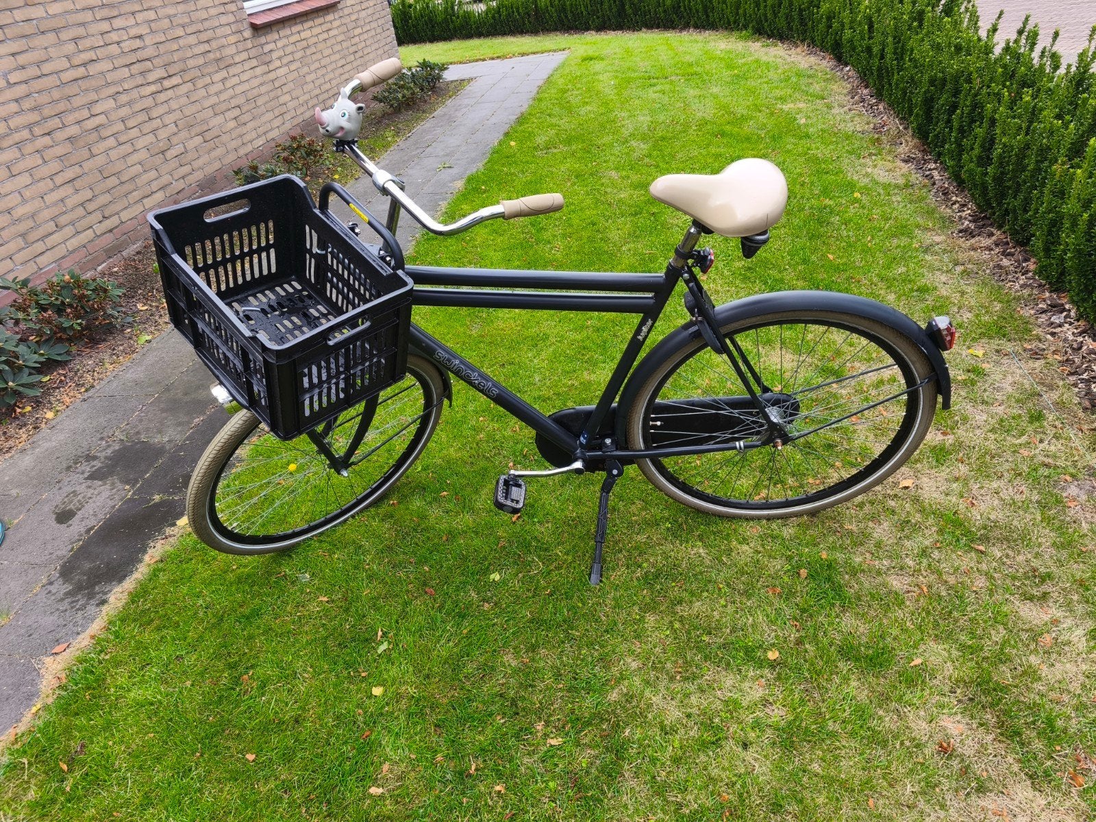 Zwarte transportfiets met voordrager en krat, Fietsen en Brommers, Terugtraprem, Gebruikt, Versnellingen, 53 tot 57 cm
