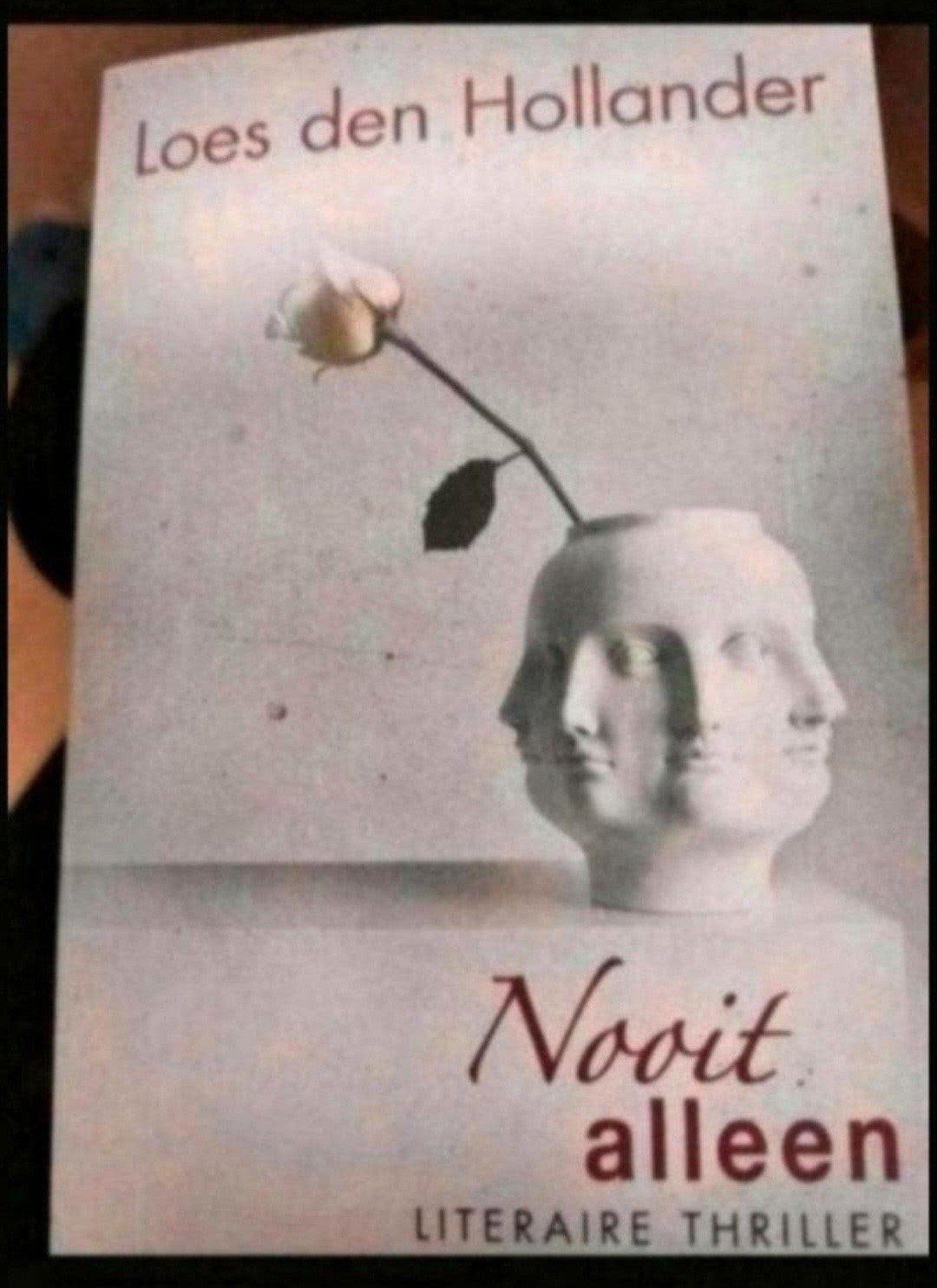 Loes den Hollander - Nooit alleen (Literaire thriller), Boeken, Ophalen of Verzenden, Zo goed als nieuw, Loes den Hollander, Nederland