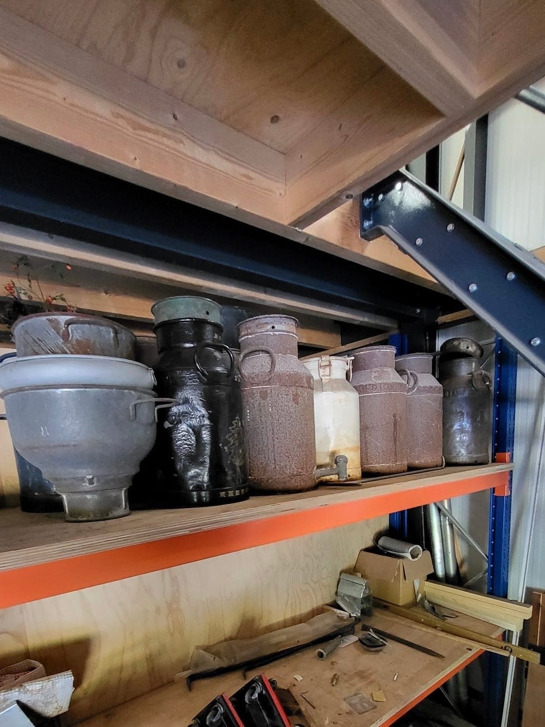 13 stuks stalen melkbussen met deksel, Ophalen