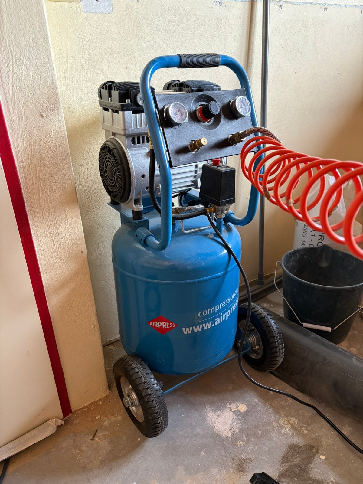 Airpress LMVO 40-250 - Nieuwe compressor, Doe-het-zelf en Verbouw, Ophalen, 6 tot 10 bar, Nieuw, 25 tot 100 liter