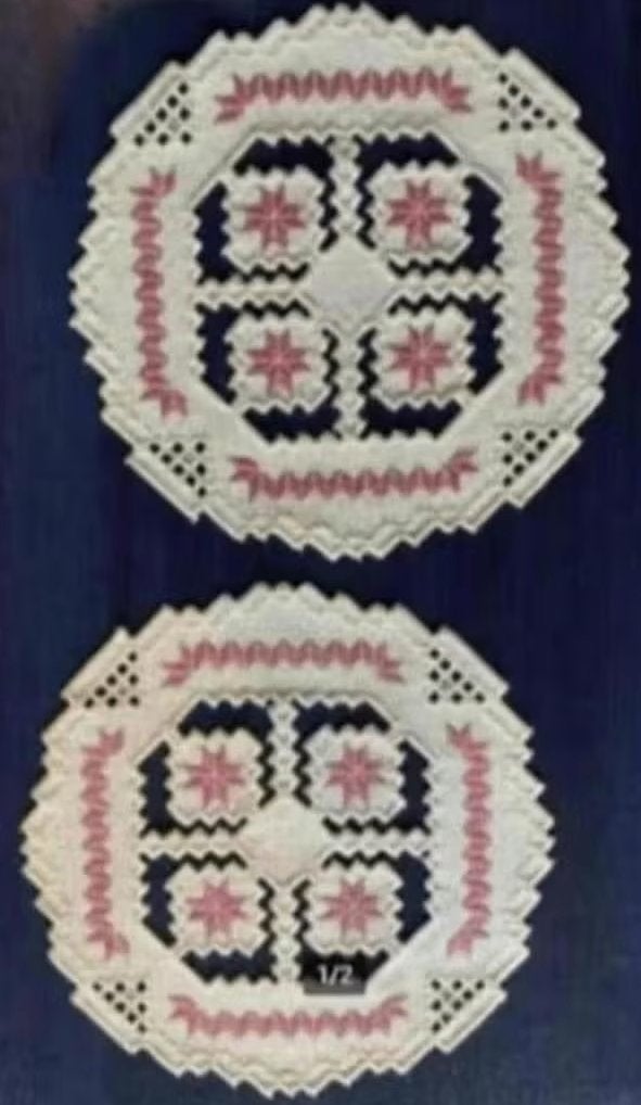 2 handgemaakte hardanger kleedjes; beige met dieproze kleur, Ophalen of Verzenden, Zo goed als nieuw, Rond, Binnen