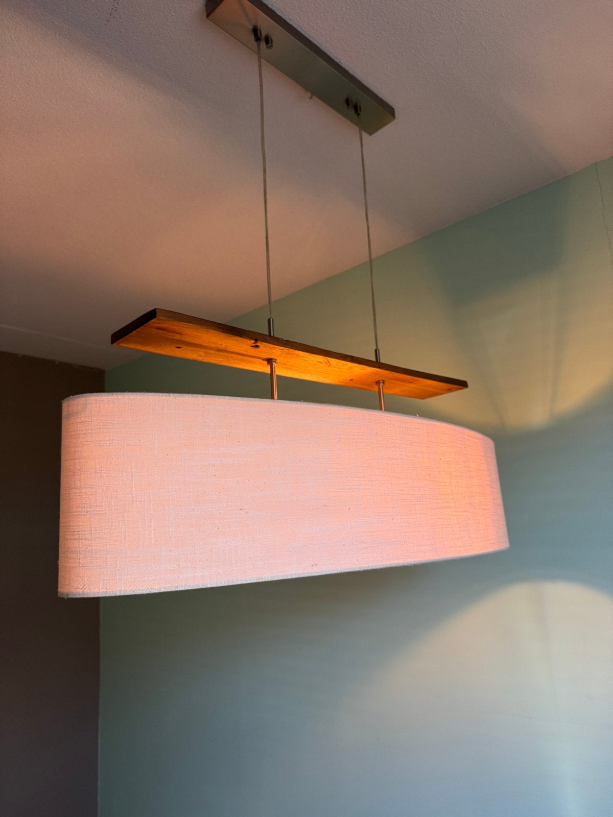 Moderne hanglamp met stoffen kap en houten accent (2 stuks), Ophalen, Zo goed als nieuw, Hout, E27 (groot)