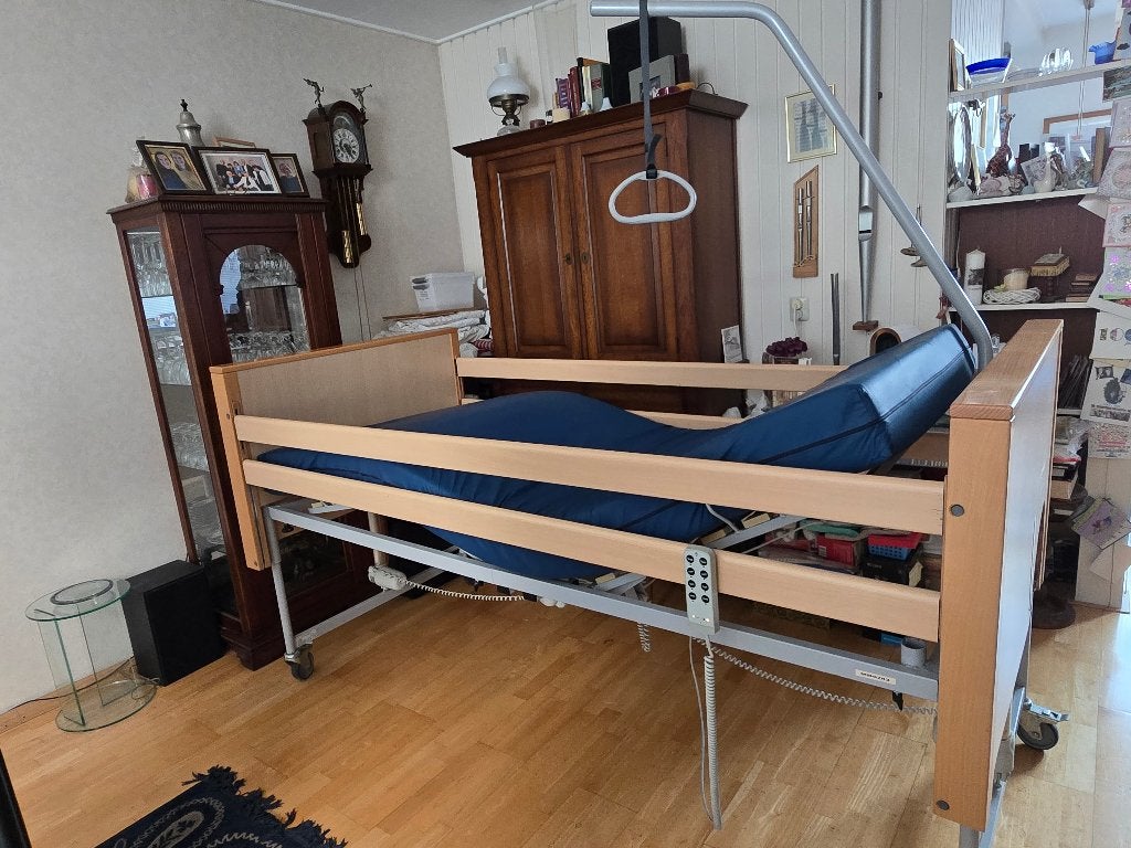 Zorgbed (verstelbaar) met zeer goed matras, Ophalen, Gebruikt