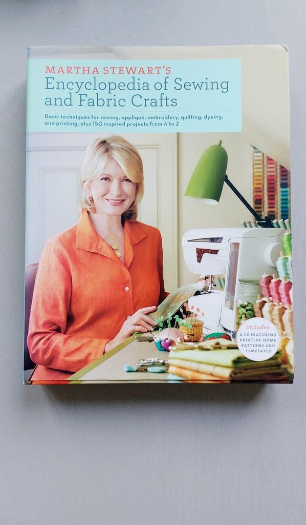 Martha Stewart's Encyclopedia of Sewing and Fabric Crafts, Boeken, Ophalen of Verzenden, Nieuw, Borduren en Naaien, Martha Stewart