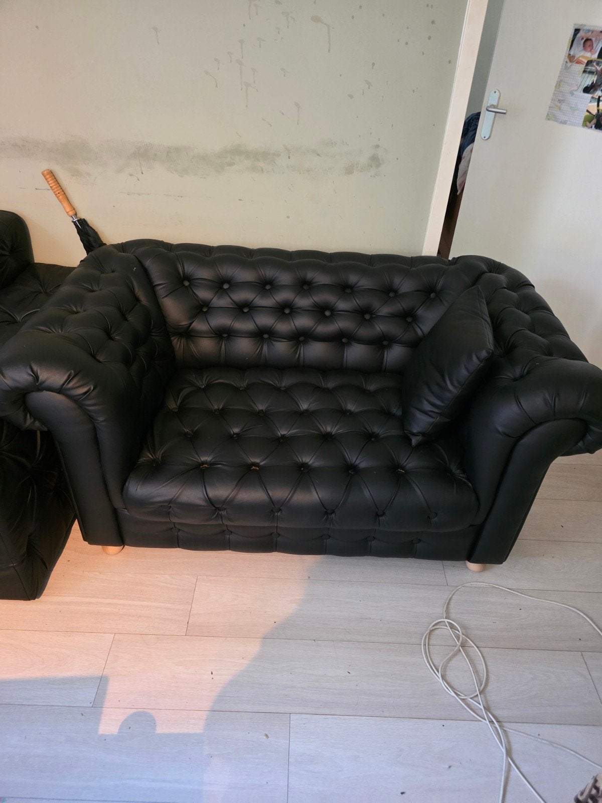 Zwarte Bank - 2-zits (nieuwstaat) (bon aanwezig) 15 euro, Huis en Inrichting, Ophalen, Overige materialen, 75 tot 100 cm, Rechte bank