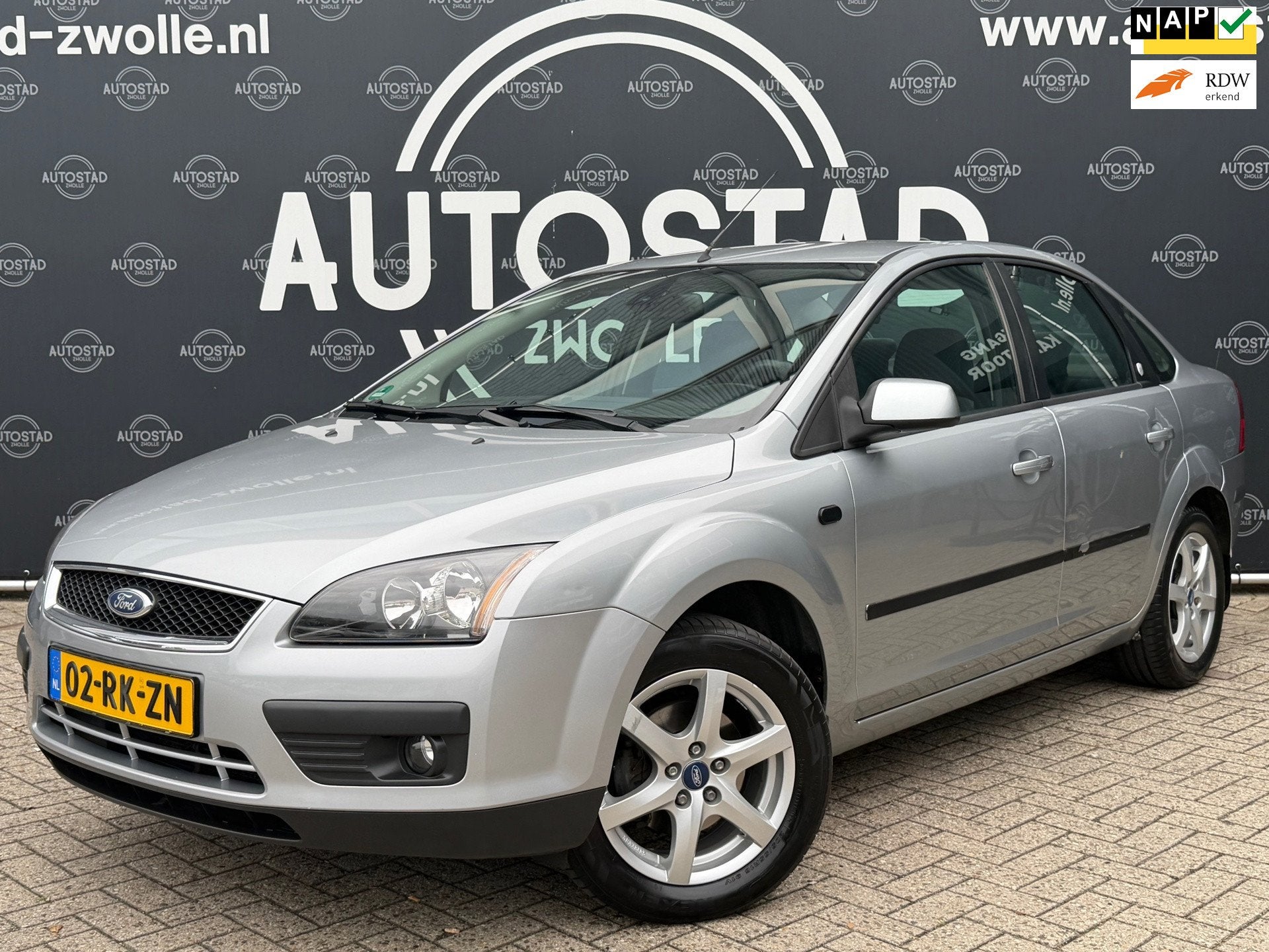 Ford Focus 1.6-16V Ghia Automaat / NL-Auto / NAP / APK / Air, Auto's, Ford, 1596 cc, Zwart, 4 cilinders, Stoelverwarming