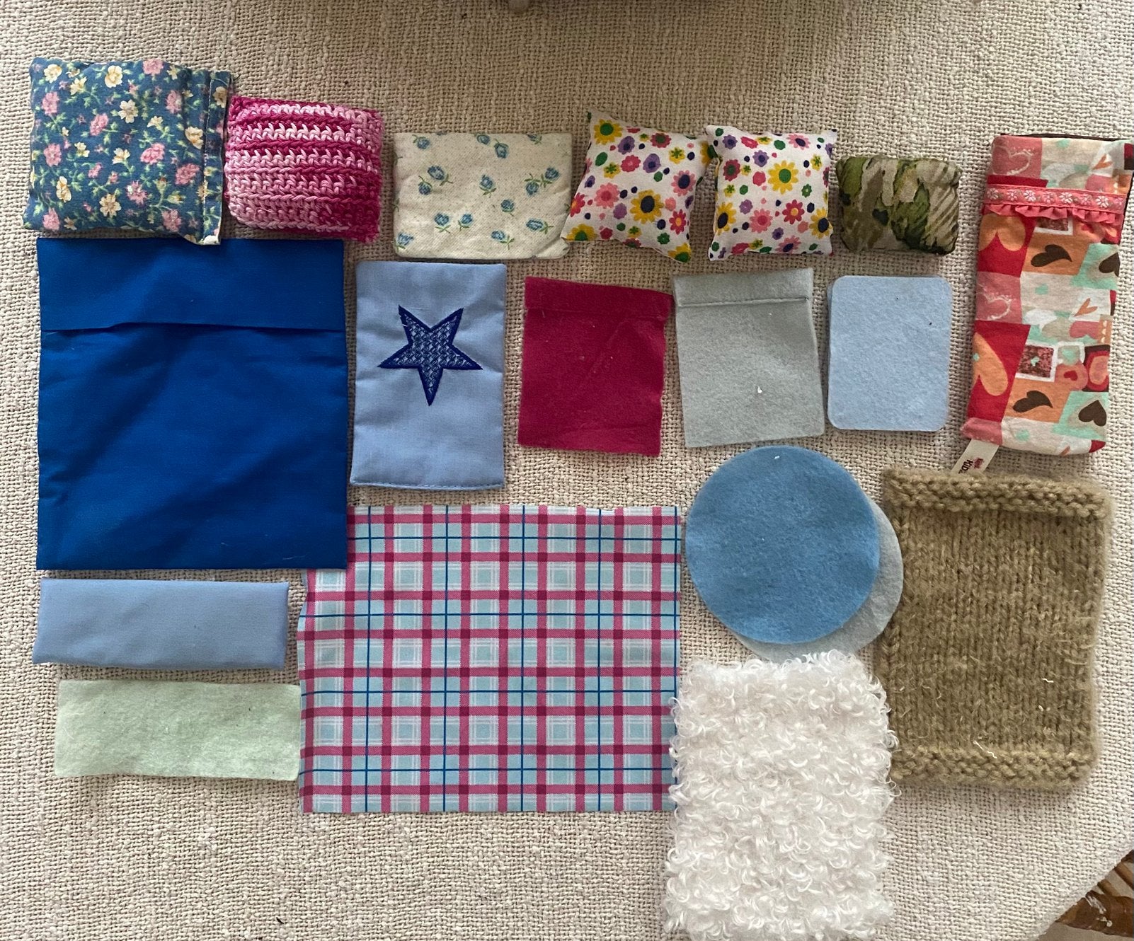 Poppenhuis kleedjes en kussens, Ophalen of Verzenden, Zo goed als nieuw, Poppenhuis