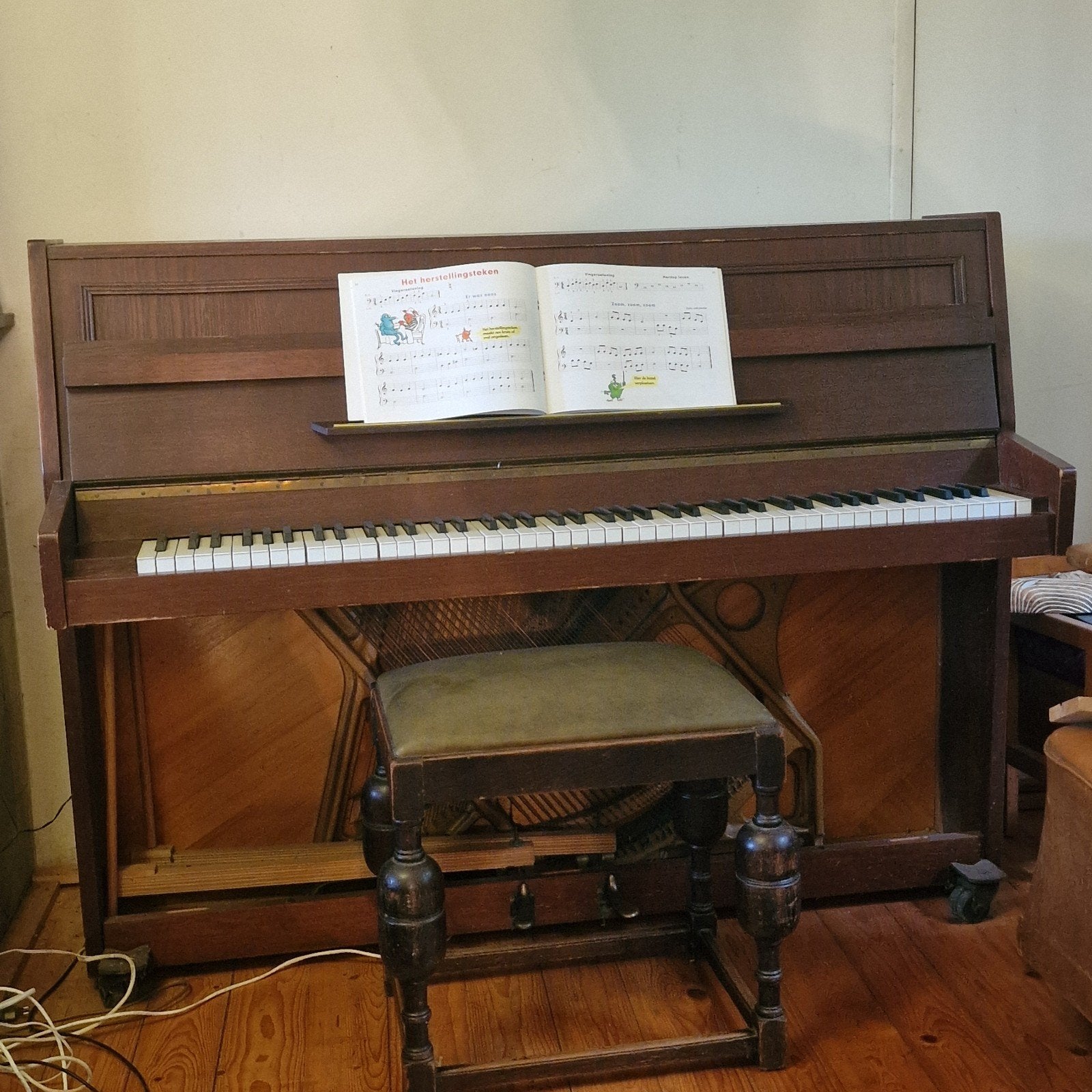 Piano met gebruikssporen, onbekend merk, op wieltjes, Ophalen, Gebruikt, Bruin, Piano
