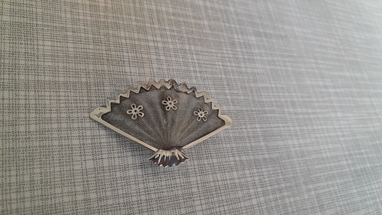 Broche, klein waaier met bloemetjes, vintage, jaren 50., Ophalen of Verzenden, Zo goed als nieuw, Zilver, Overige materialen
