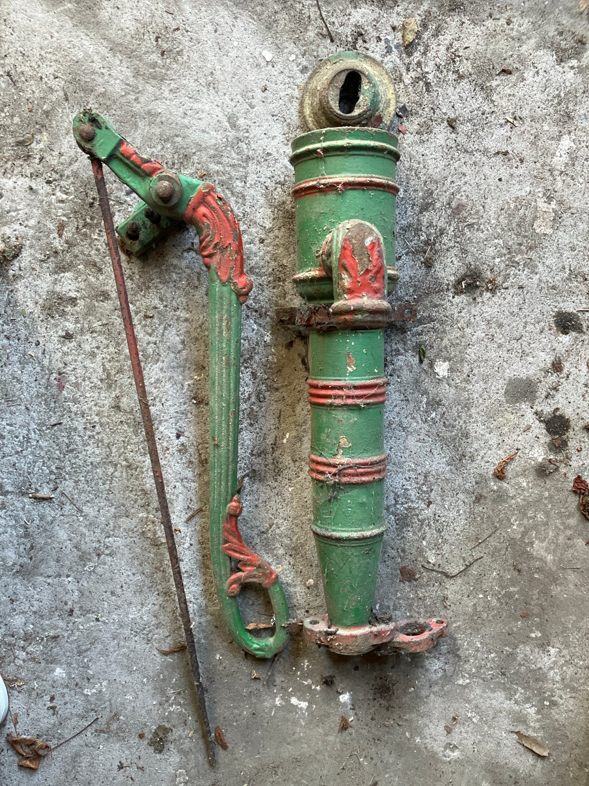 Antieke gietijzeren waterpomp - Groen en rood, Antiek en Kunst, Ophalen