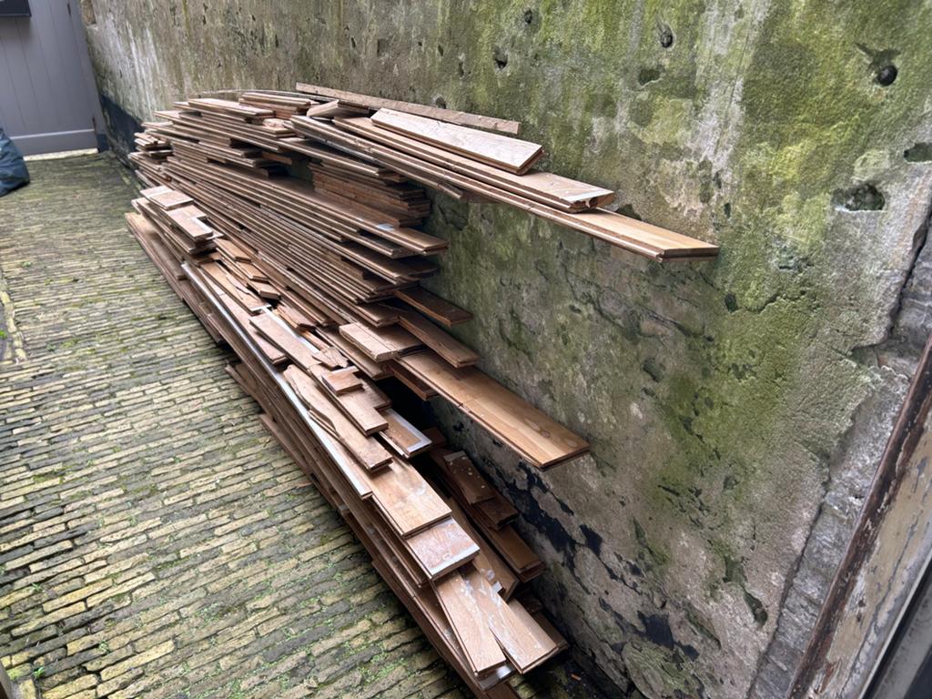 Massief houten vloerdelen (haardhout) gratis af te halen, Tuin en Terras, Haardhout, 3 tot 6 m³, Ophalen, Overige houtsoorten