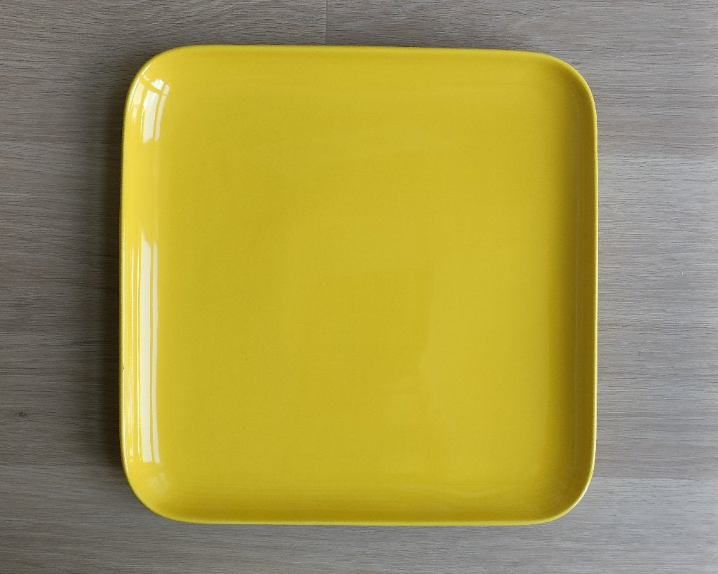 Raffi - vierkante geel dienblad / schaal, Keramiek, Ophalen of Verzenden, Overige stijlen, Schaal of Schalen