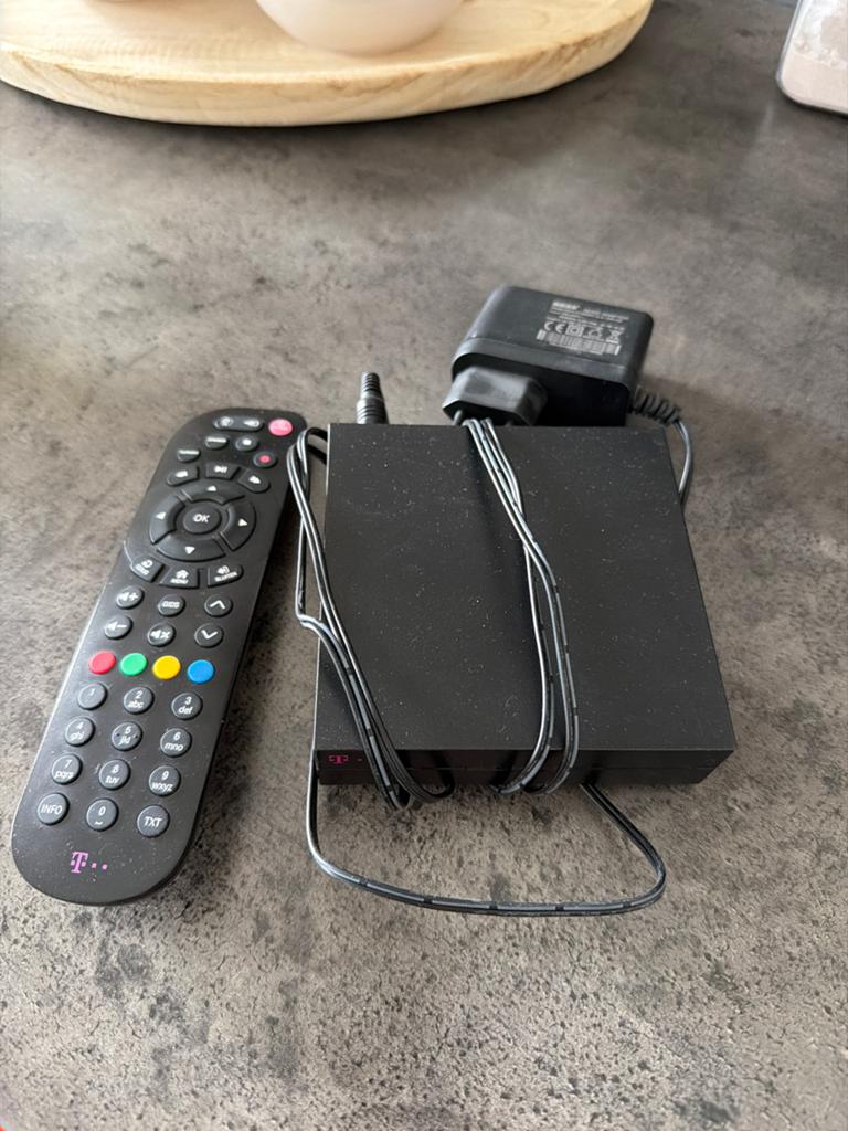 T-Mobile TV Box met afstandsbediening en adapter, Ophalen of Verzenden, Gebruikt, Decoder
