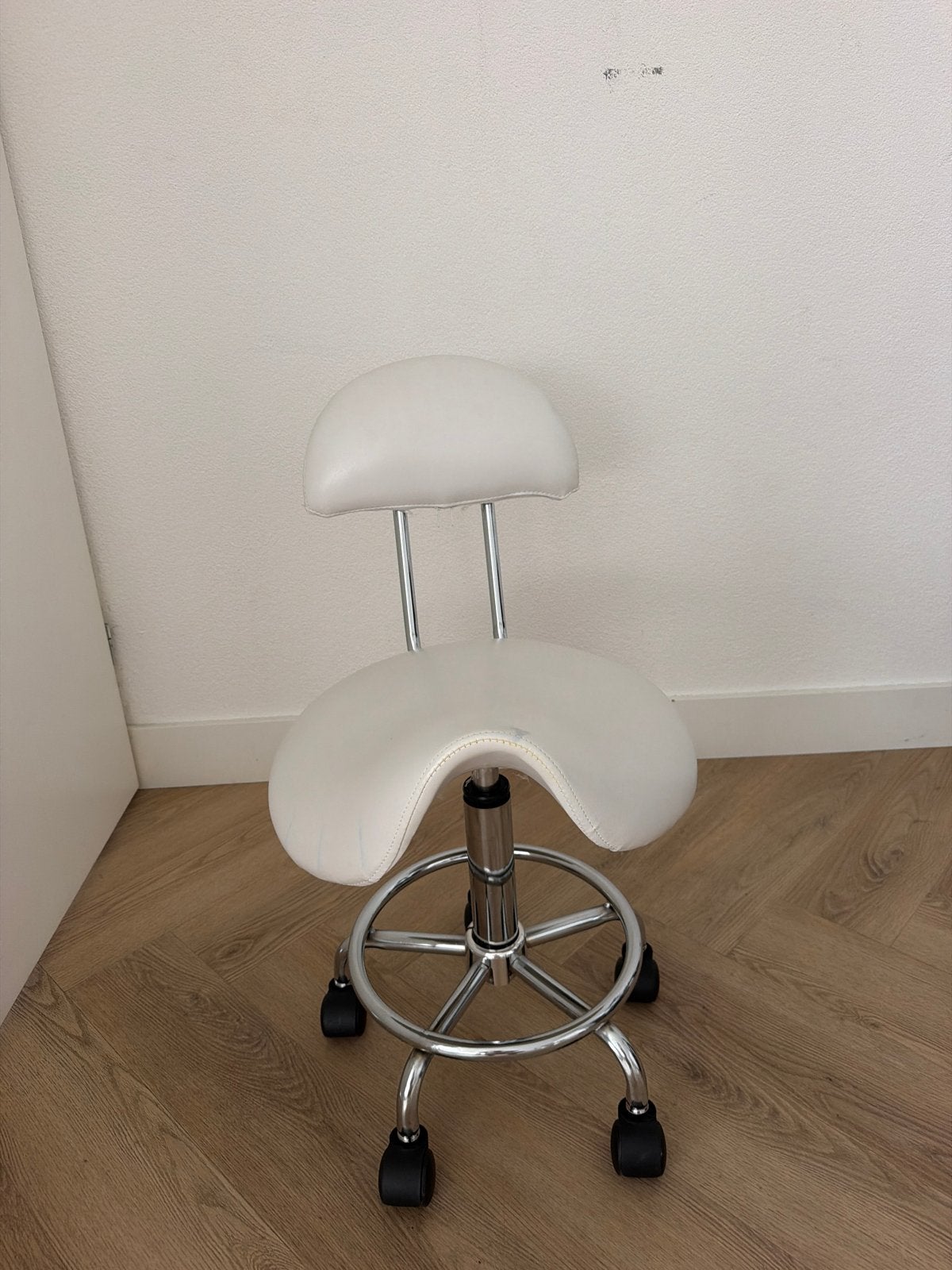 Witte Zadelkruk / Bureaustoel met Rugleuning, Ophalen, Gebruikt, Wit, Bureaustoel