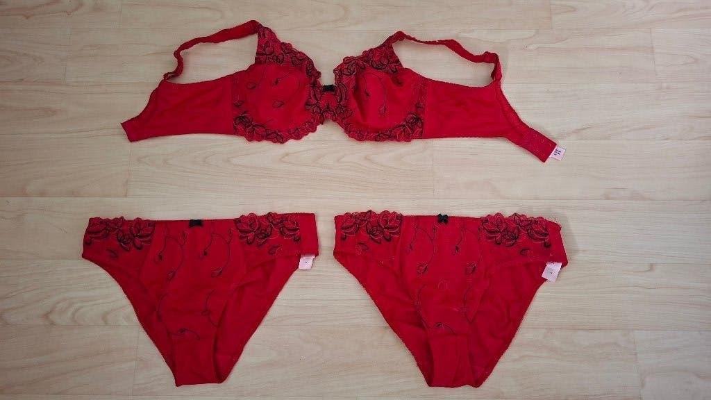 Hunkemoller rode bh (80E) 2 slips (L) met zwarte details, Hunkemöller, Ophalen of Verzenden, Rood, Setje