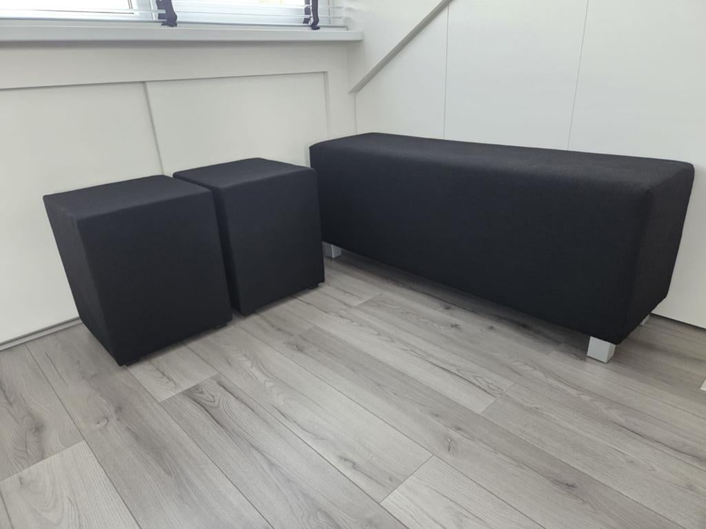 2  zwarte hockers en zwart bankje, Ophalen, Zo goed als nieuw, Minder dan 45 cm