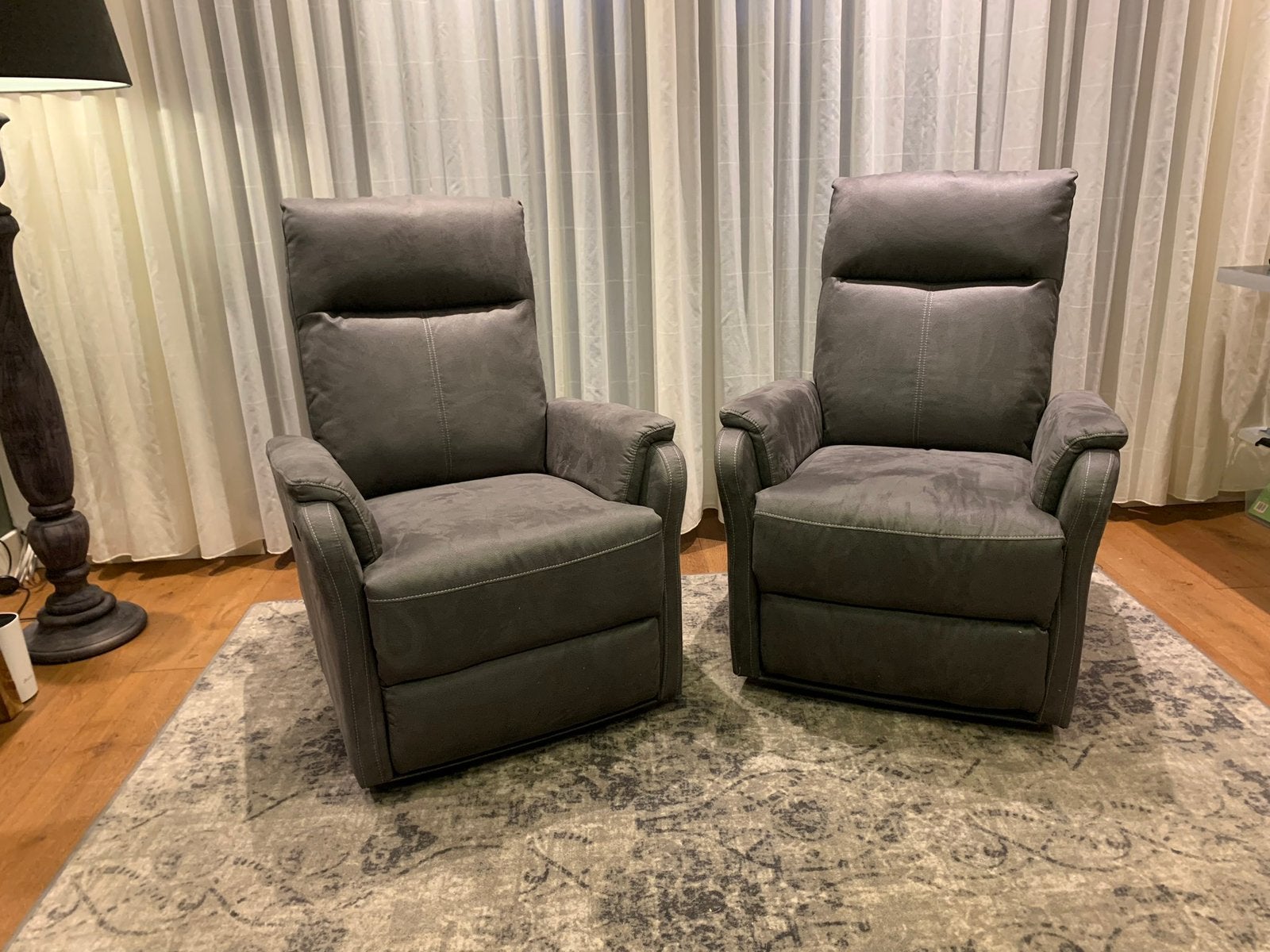 Twee prachtige elektrische relaxfauteuils – als nieuw!