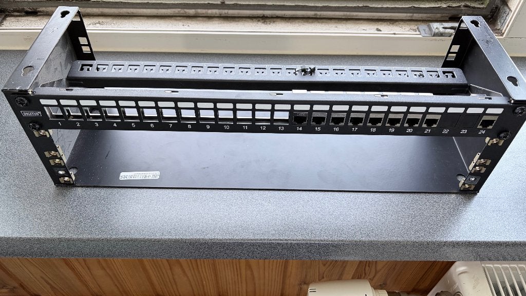 19 inch wandrack 3U met 1U patchpanel en RJ45 keystone, Computers en Software, Ophalen of Verzenden