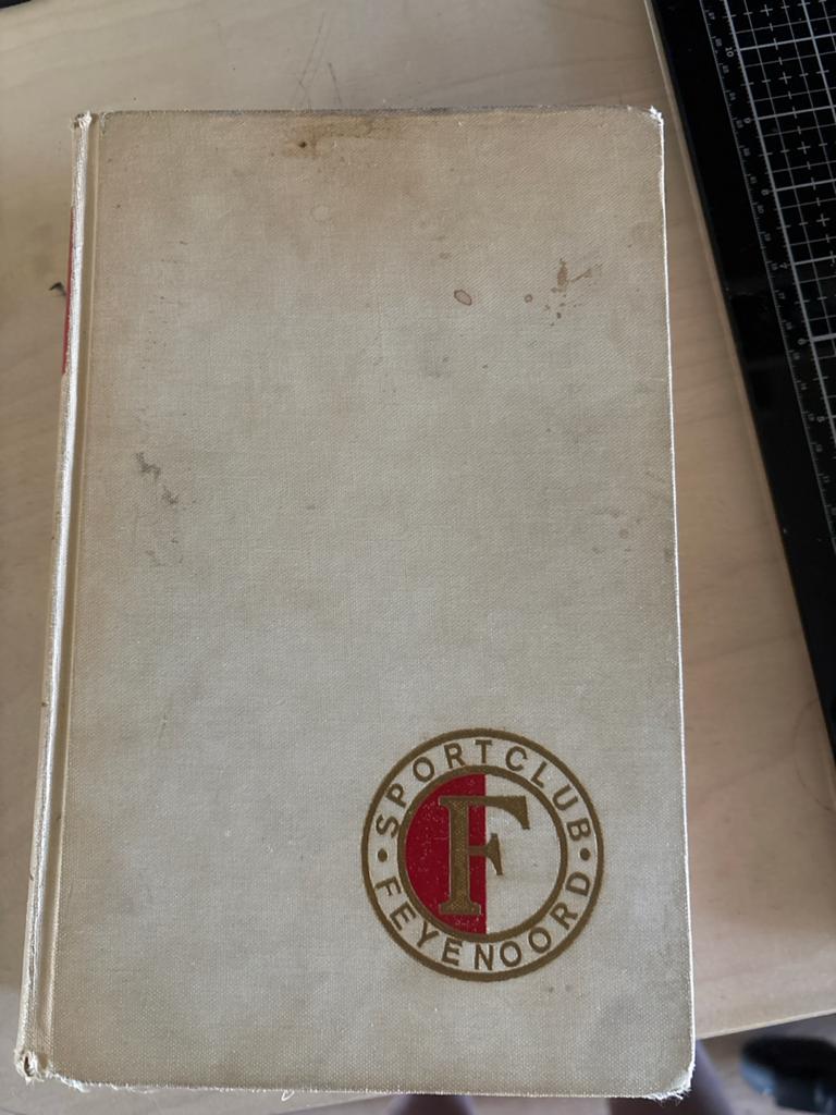 Feyenoord Boek "Geen Woorden Maar Daden" 1971 - Verzamelaars, Ophalen of Verzenden, Gelezen, Balsport