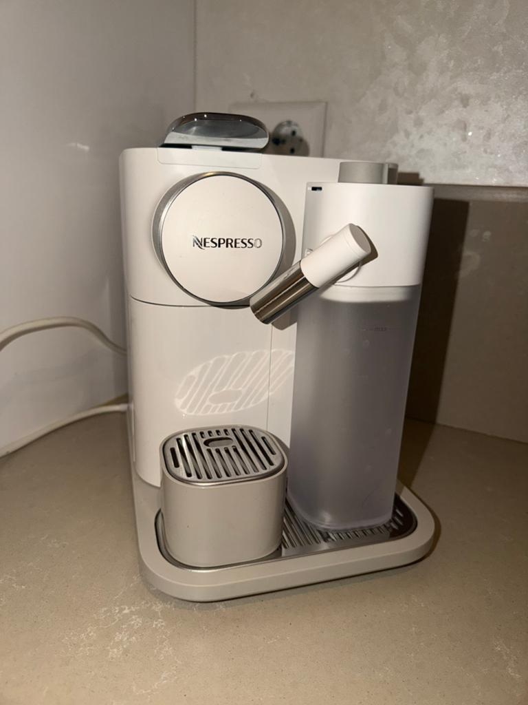 Nespresso Delonghi Gran Latissima ZO GOED ALS NIEUW!, Ophalen, Zo goed als nieuw, Koffiemachine
