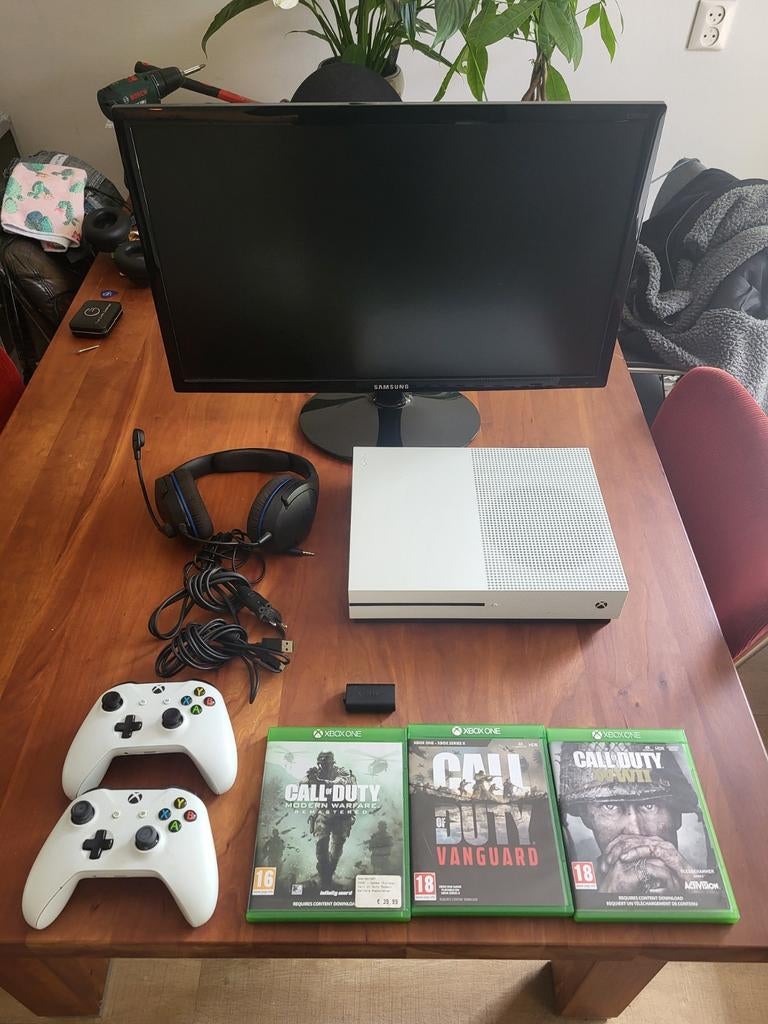 Complete game setup | Xbox One S + 2 controllers + monitor, Ophalen, Xbox One, Met 2 controllers, 500 GB