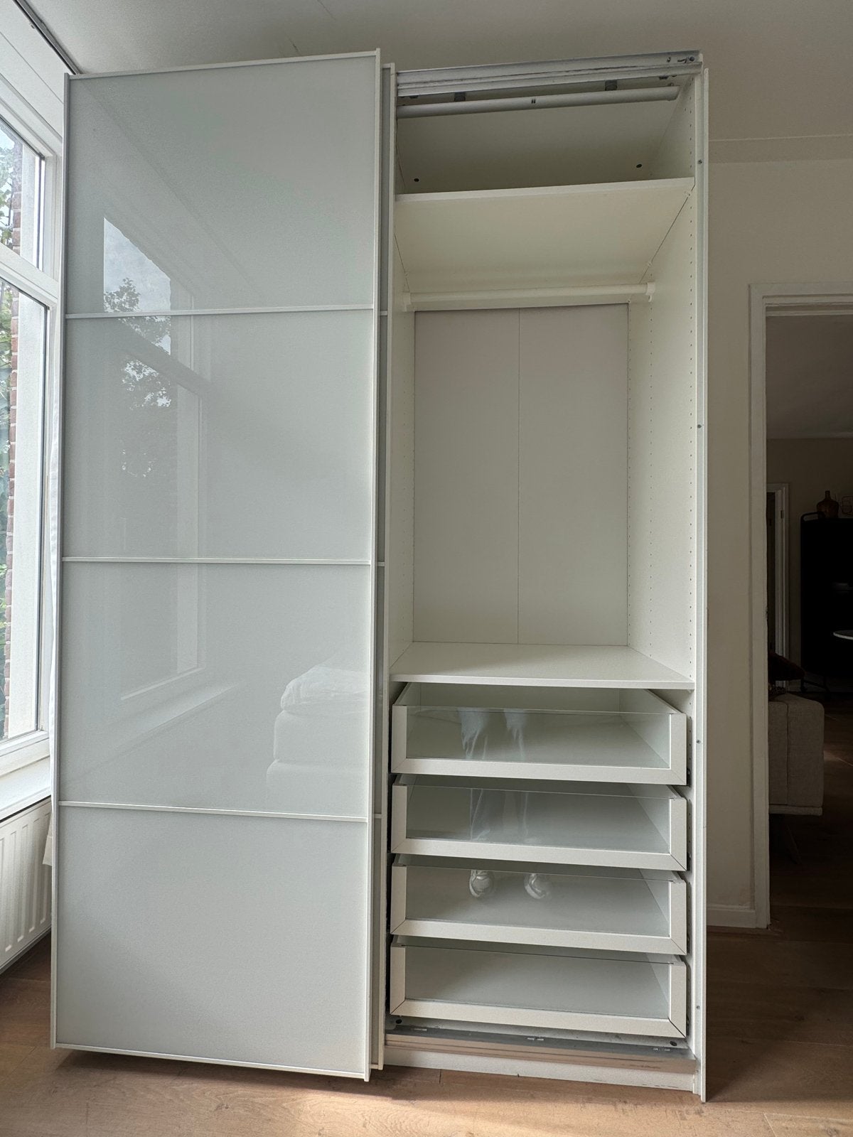 Witte kledingkast met schuifdeuren en lades - Ikea Pax