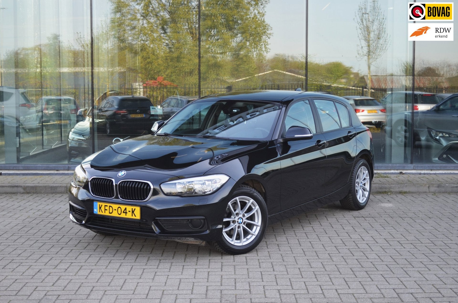BMW 1-serie 118i Executive | Stoelverwarming | Automaat, Gebruikt, Zwart, Bedrijf, 650 kg