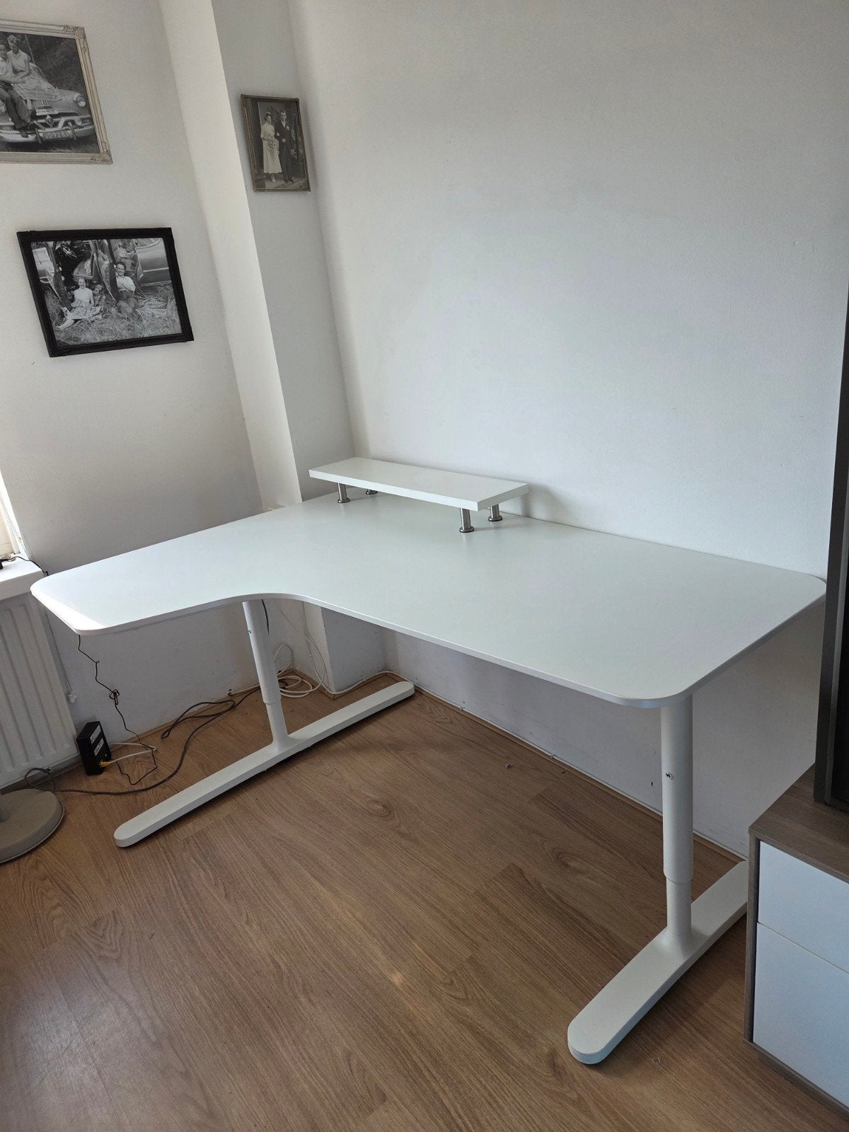 Wit hoekbureau met monitorstandaard - IKEA Micke, Ophalen, Spaanplaat of MDF, Hoekbureau, Zo goed als nieuw