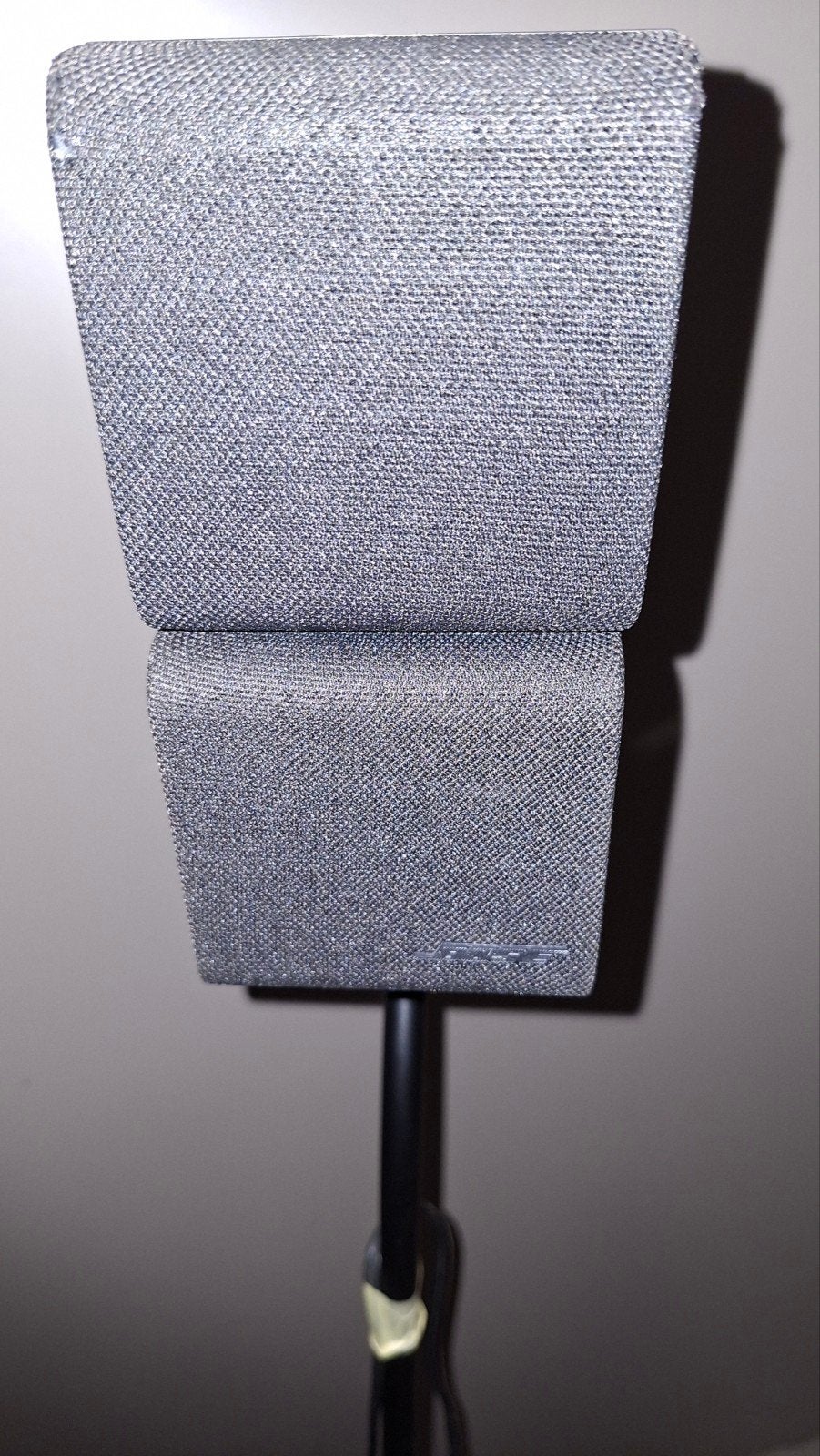 Bose boxjes op zwarte standaard