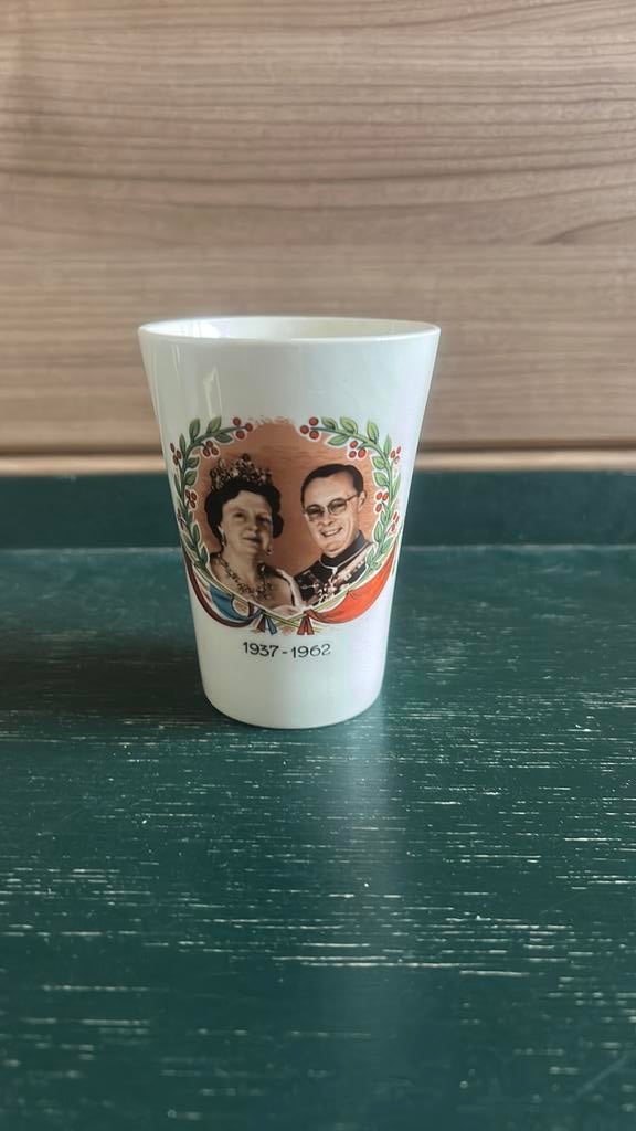 Petrus Regout/Royal Sphinx jubileum beker Juliana-Bernhard, Ophalen of Verzenden, Zo goed als nieuw, Nederland, Servies