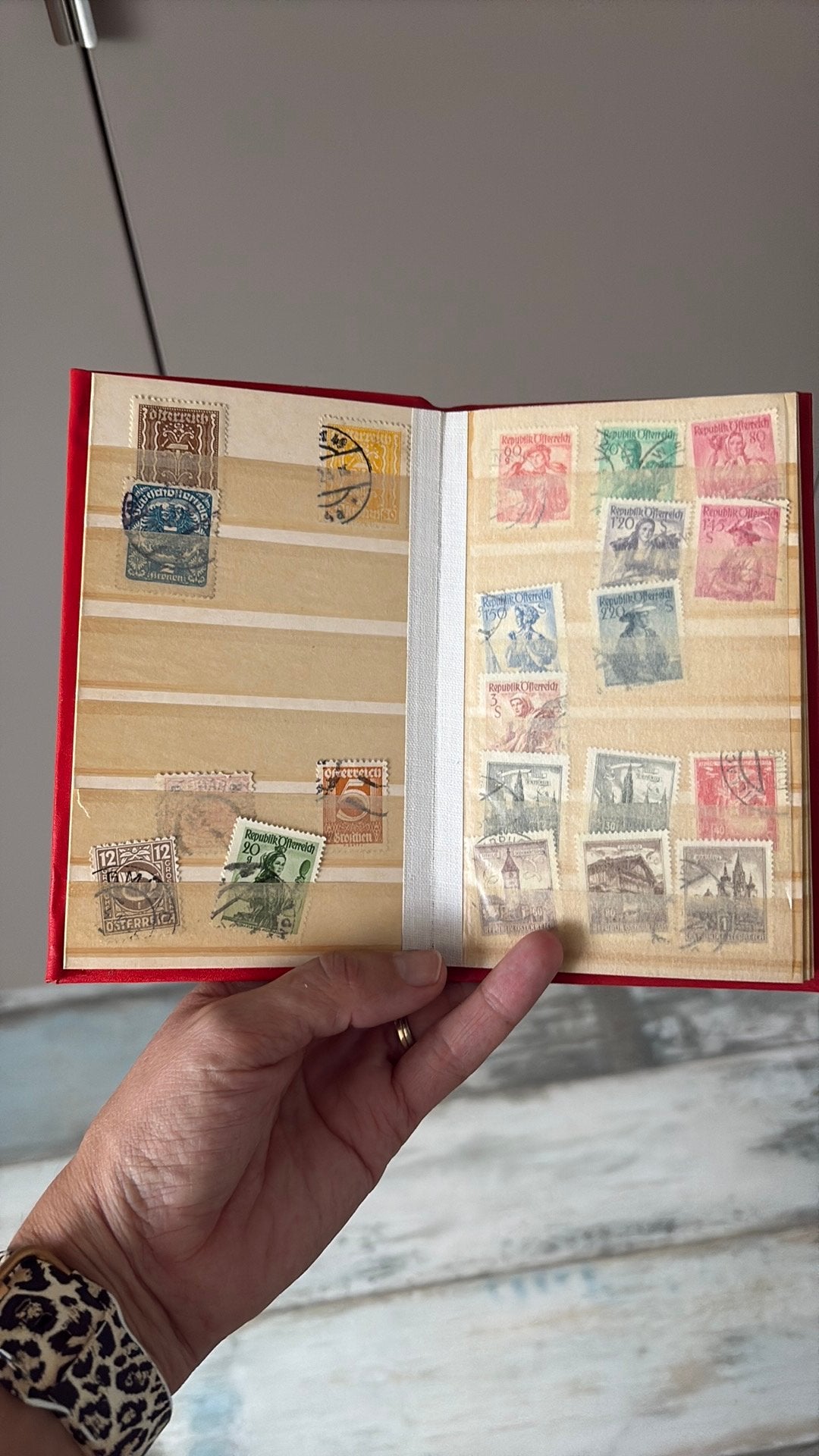 Een hele boel postzegels los en album, Ophalen, Nederland